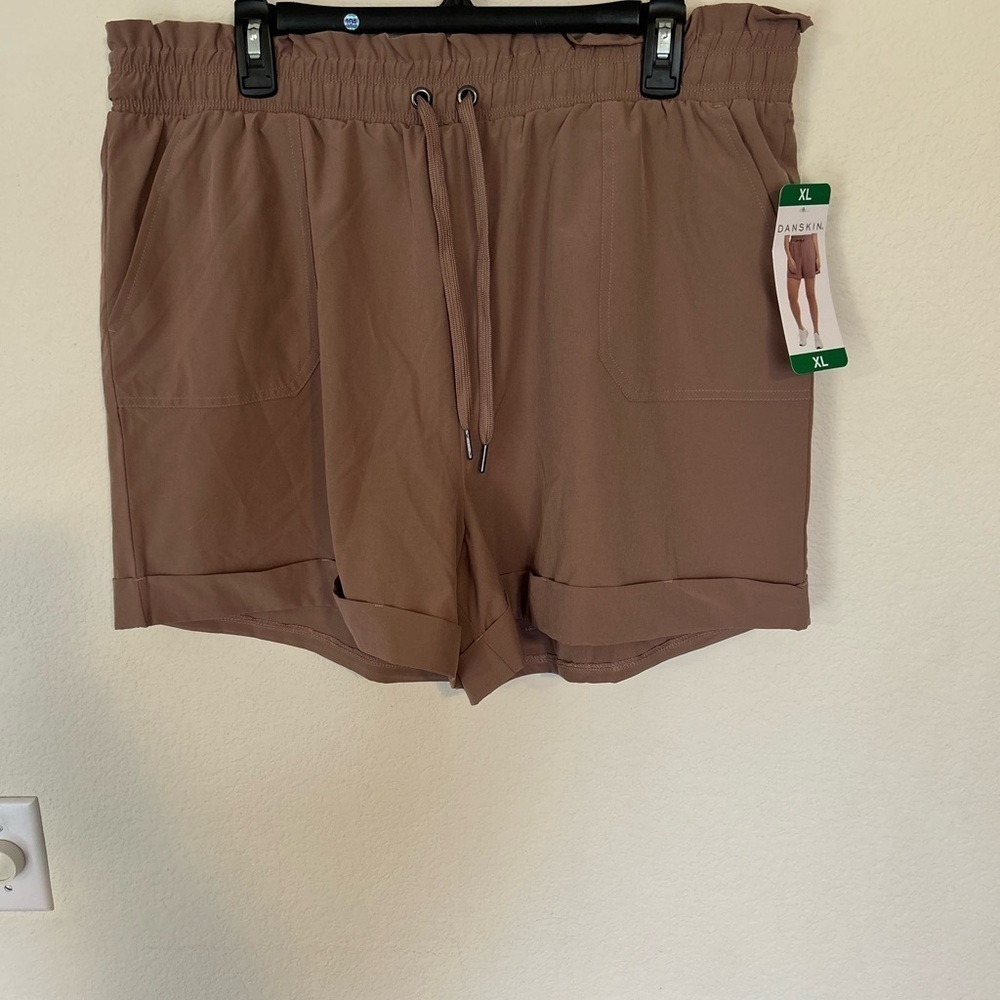 NWT XL DANSKIN PAPERBAG SHORT
INSEAM 4inch
COLOR ANTLER